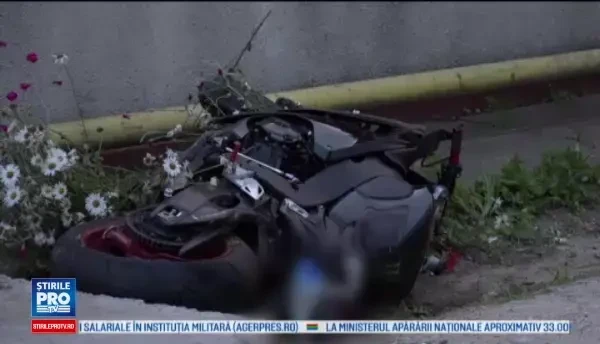 Motociclist de 26 de ani, mort pe loc la impactul cu o masina. Martor: Ca la raliu. Era cu roata din fata pe sus, cu viteza