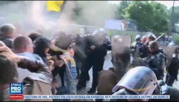 Franta, paralizata de greve si proteste in prag de UEFA Euro 2016. Ce trebuie sa stiti in cazul in care calatoriti la Paris