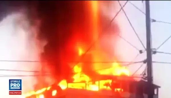 Efectele incendiului urias care a distrus mansarda unui bloc din Bacau. Din ce cauza s-ar fi extins flacarile