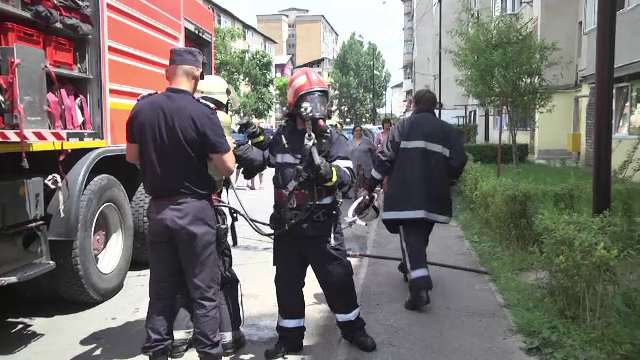 Incendiu de proportii la o ferma de animale din Prahova. Sase echipaje de pompieri au intervenit