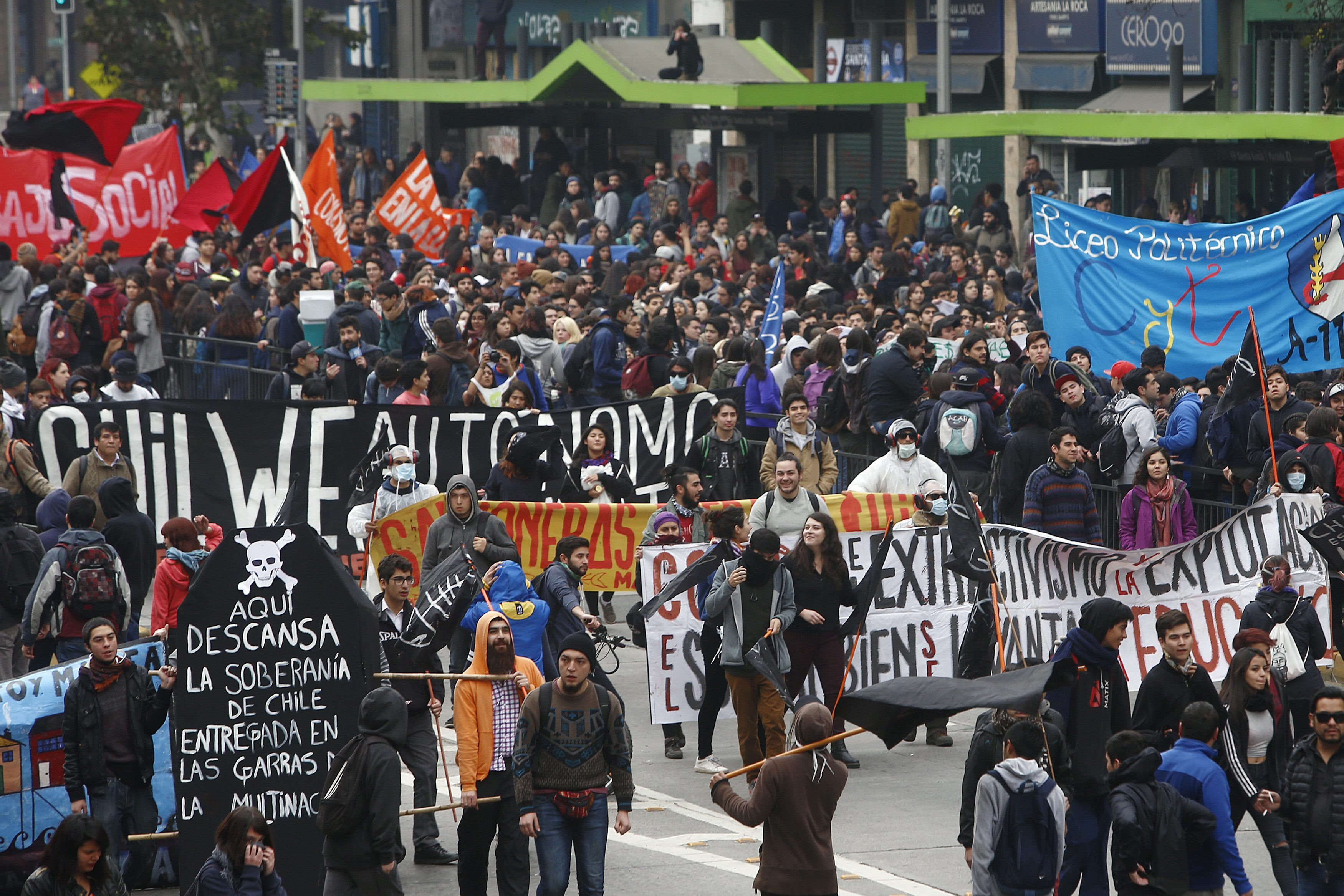 Proteste violente pe strazile din Chile. Politistii au folosit gaze lacrimogene si tunuri de apa asupra studentilor