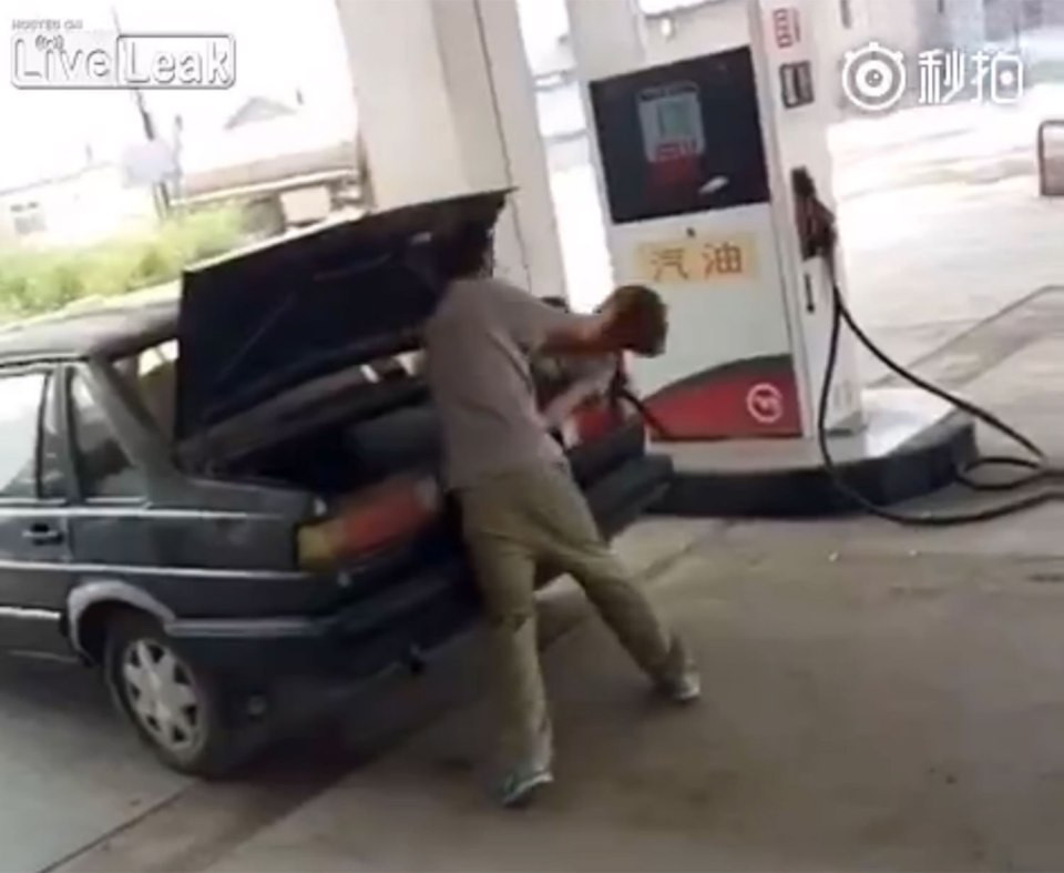 Un barbat isi bate nevasta si o inchide in portbagajul masinii. Imaginile revoltatoare surprinse intr-o benzinarie: VIDEO