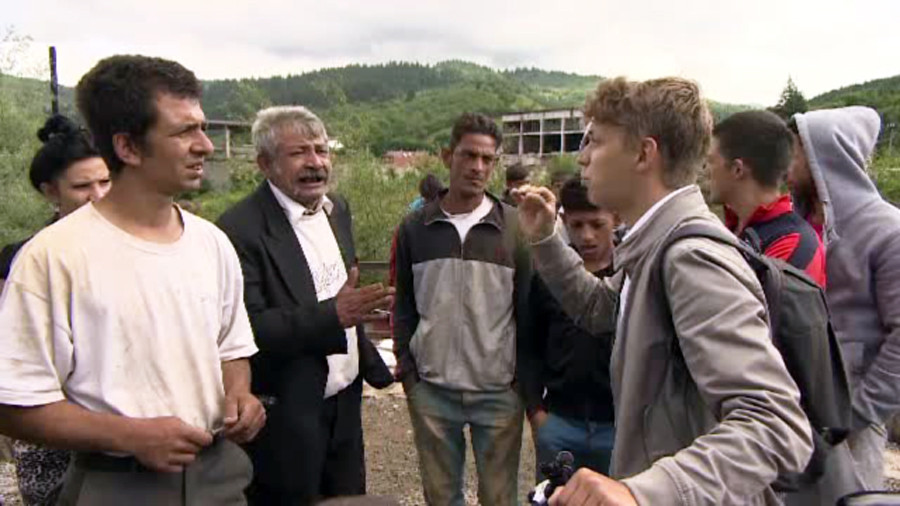 Campanie electorala cu amenintari si pietre, la Rosia Montana. Povestea candidatului care si-a lasat mustata pentru alegeri