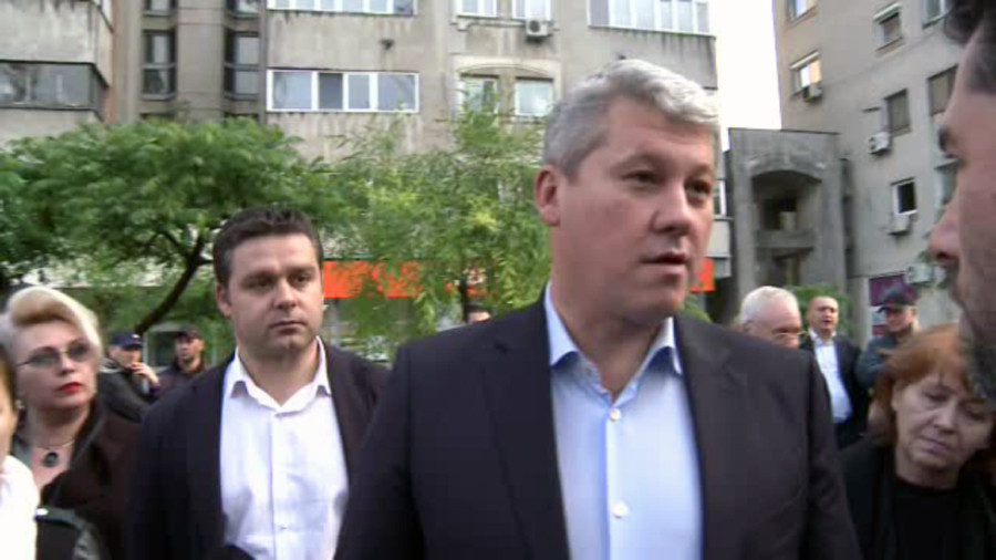 Batalia pentru "marele si demnul loc 2" in Capitala. Reactia lui Predoiu cand afla ca "sustinatorii" au fost adusi cu forta