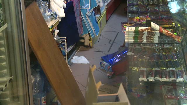 Incident violent la un magazin alimentar din Capitala. Barbatul s-a urcat pe rafturi si a devastat locul