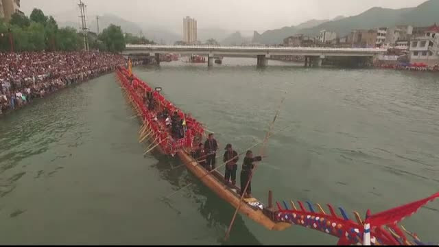 Cea mai mare barca-dragon a fost lansata la apa. Cat s-a muncit la ambarcatiunea care ar putea intra in Cartea Recordurilor