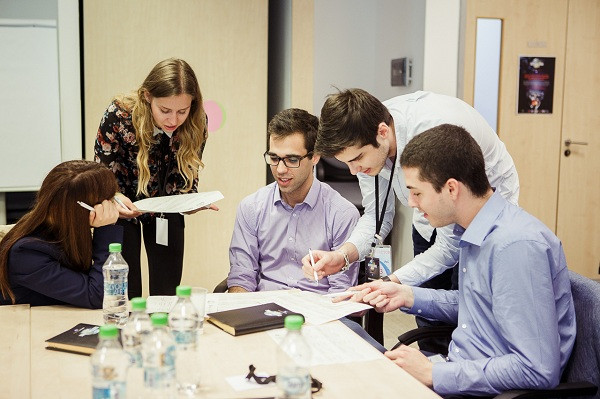 (P) Studentii romani au fost premiati in cadrul programului de training pentru noua competitie CEO Challenge a P&G