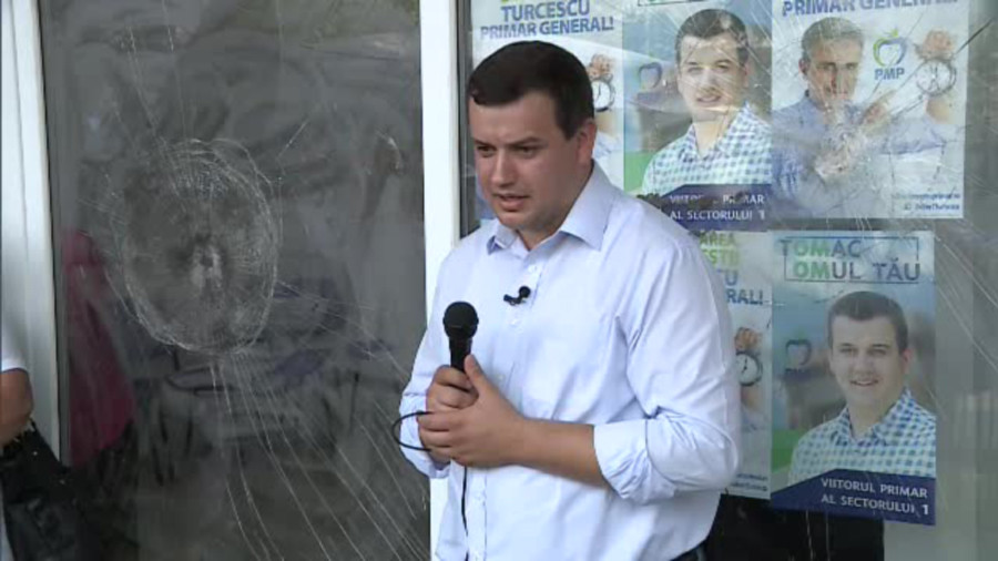 eugen tomac in fata sediului cu geam spart