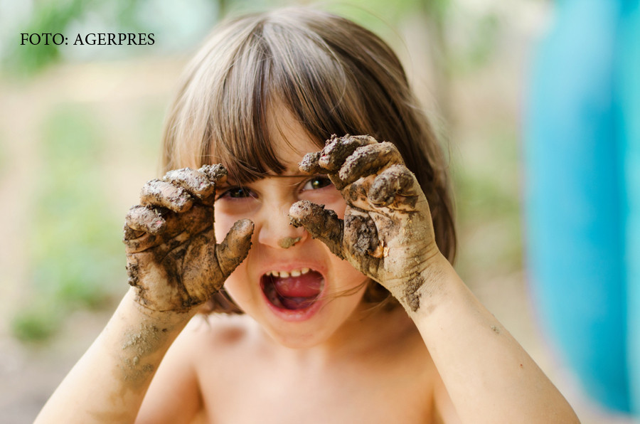 De ce e recomandat sa lasam copiii sa se murdareasca. Bolile care apar din cauza curateniei excesive