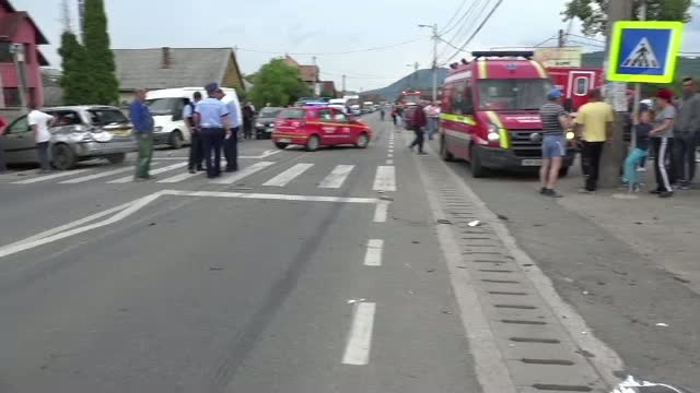 Un sofer de 30 de ani a pierdut controlul masinii si a lovit doi oameni nevinovati. Martorii, socati de intreaga scena