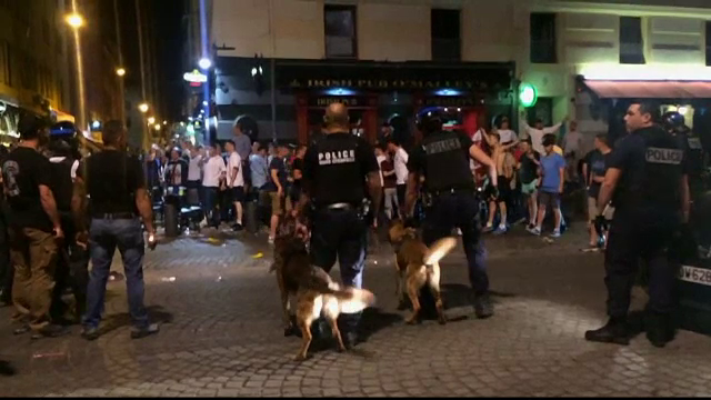 Noi incidente violente la Marsilia. Fanii englezi si cei rusi s-au luat la bataie cu politia. Imaginile dezastrului creat