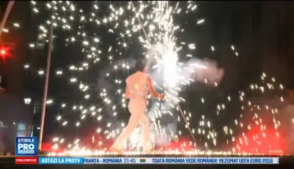 Acrobatii, teatru, jocuri pirotehnice si mii de spectatori. Cum a aratat prima zi a Festivalului B-FIT in the Street