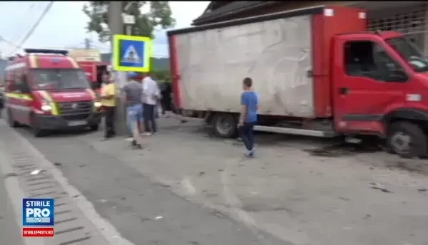 Un sofer de 30 de ani a pierdut controlul masinii si a lovit doi oameni nevinovati. Martorii, socati de intreaga scena