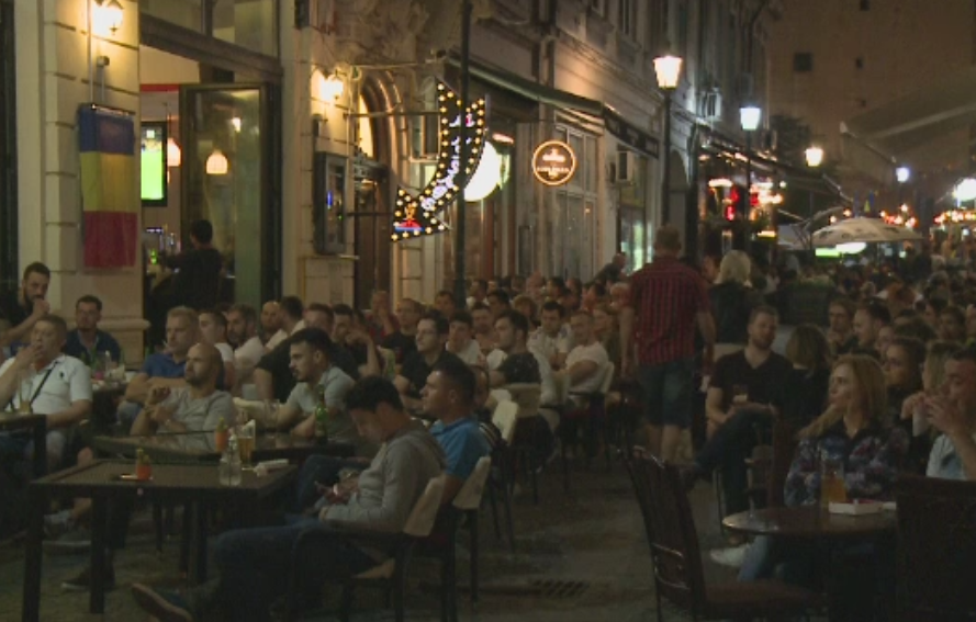 Extaz si agonie in centrul Capitalei. Reactiile romanilor dupa meci: "Au jucat chiar impresionant". "Ne asteptam la mai mult"