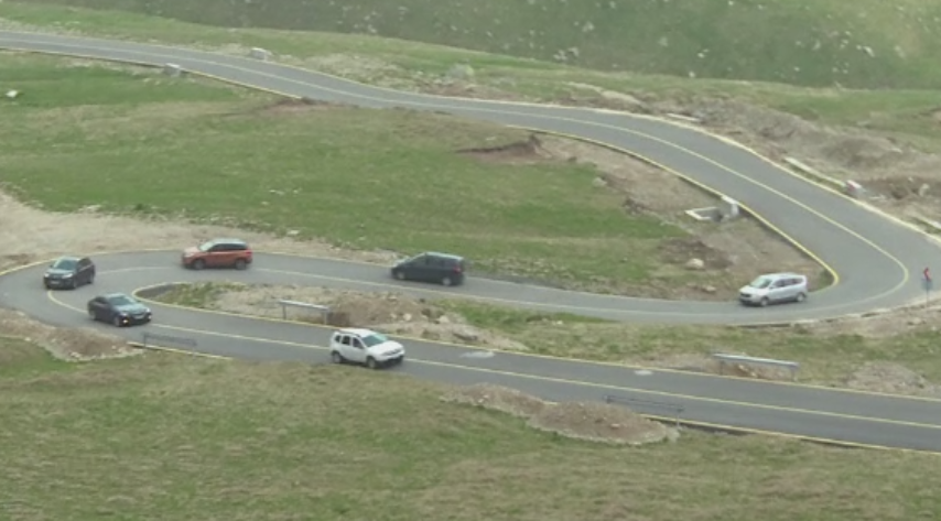 Transalpina a fost redeschisa circulatiei, insa doar pe timpul zilei. "E un drum minunat"