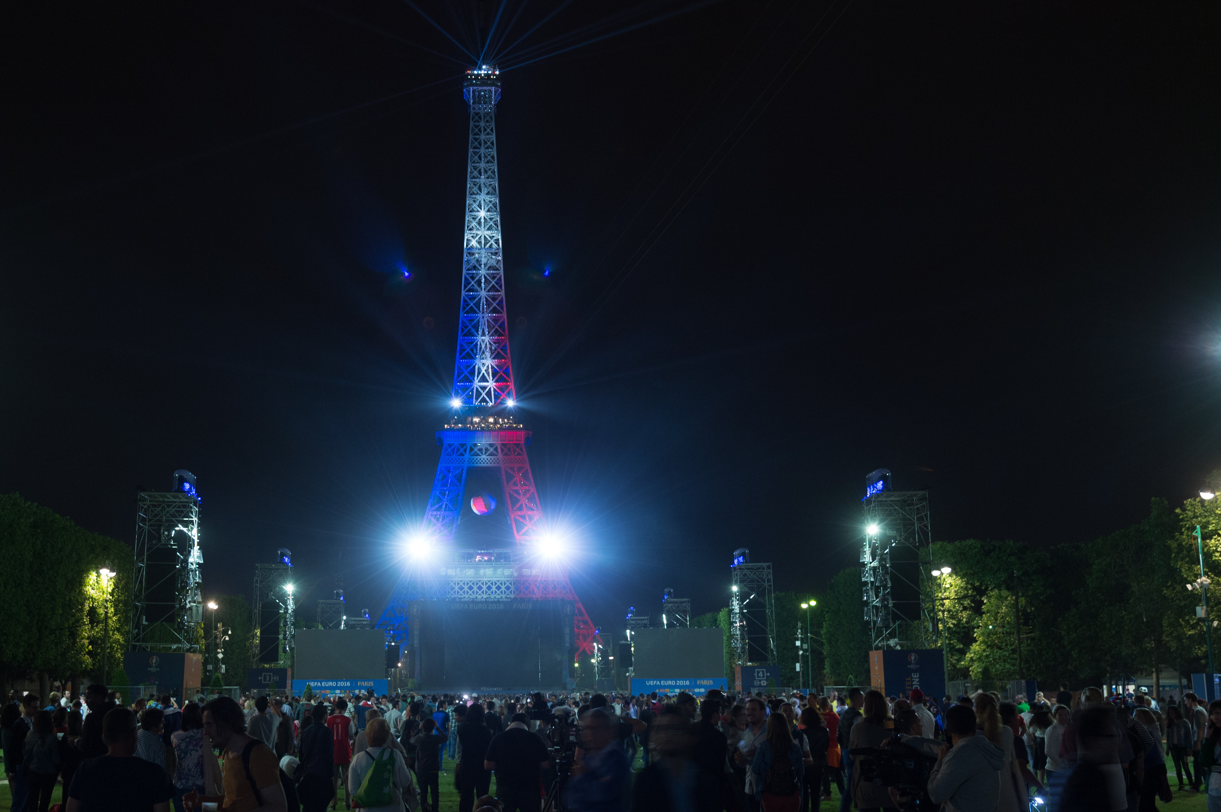 Romanii si francezii au urmarit la Paris meciul istoric de deschidere a Campionatului European: "Romania a fost chiar buna"