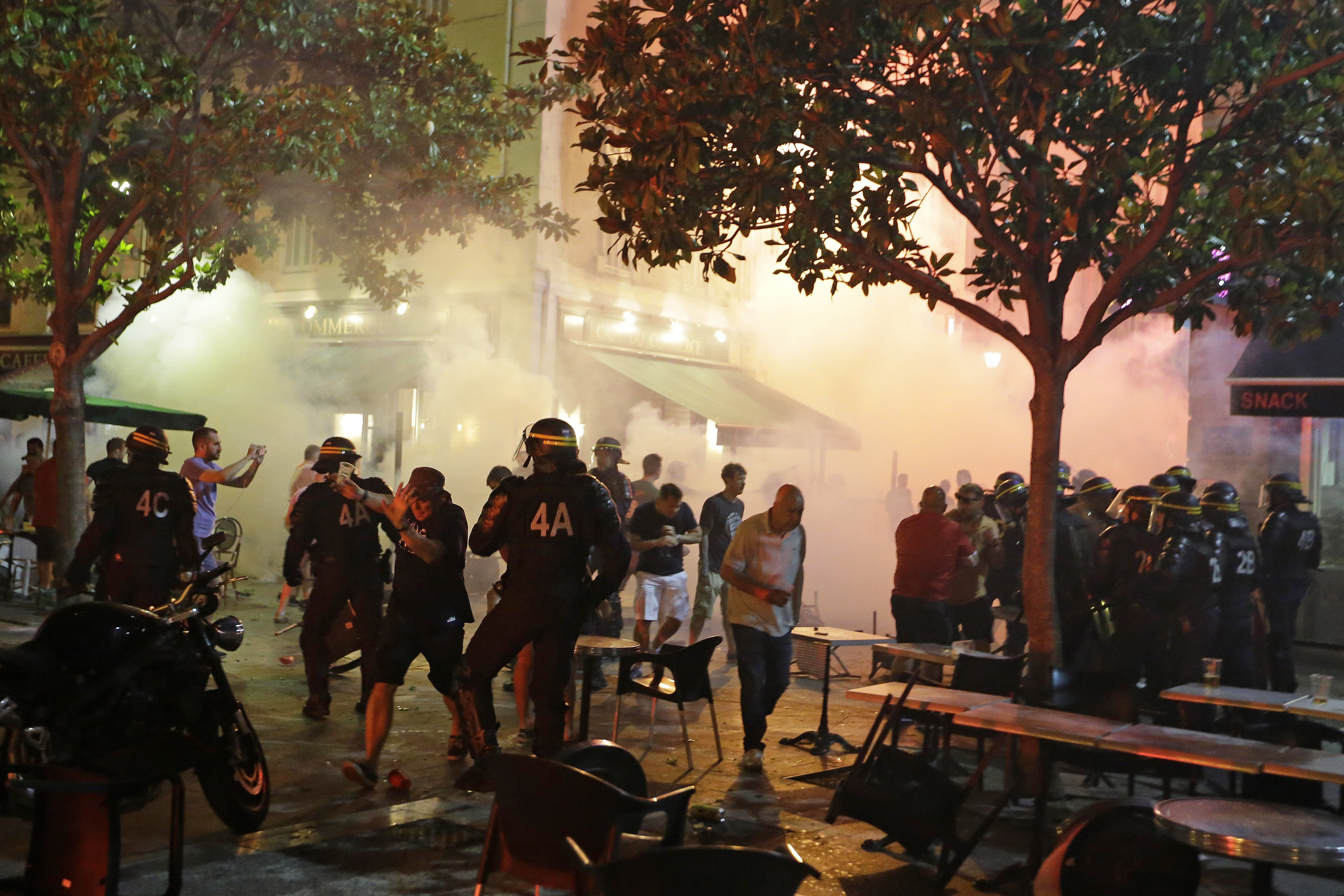 Doi suporteri britanici se zbat intre viata si moarte dupa ce au fost batuti de huliganii rusi. 31 de persoane sunt ranite