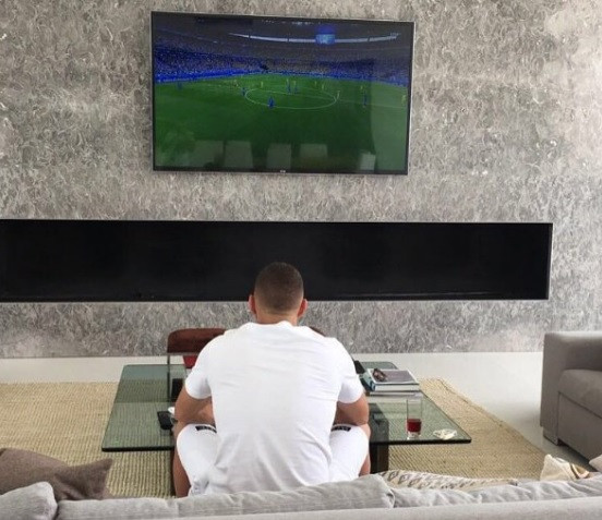 Imaginea care rupe internetul azi. Cine se uita la Romania-Franta in aceasta imagine