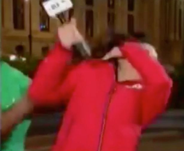 Se afla in timpul unei transmisiuni in direct cand o femeie a abordat-o. Ce s-a intamplat in secundele urmatoare. VIDEO