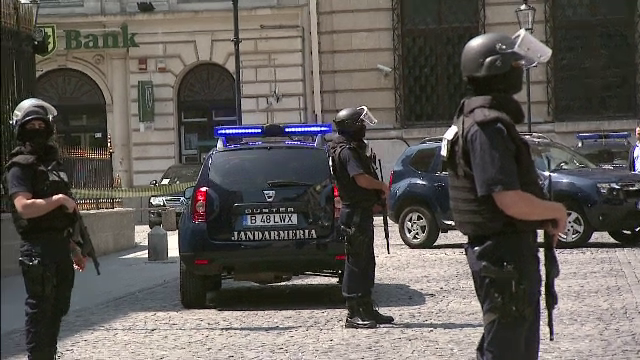 Cumintenia Pamantului, pazita de jandarmi inarmati. Unde a fost mutata sculptura evaluata la 11 milioane de euro