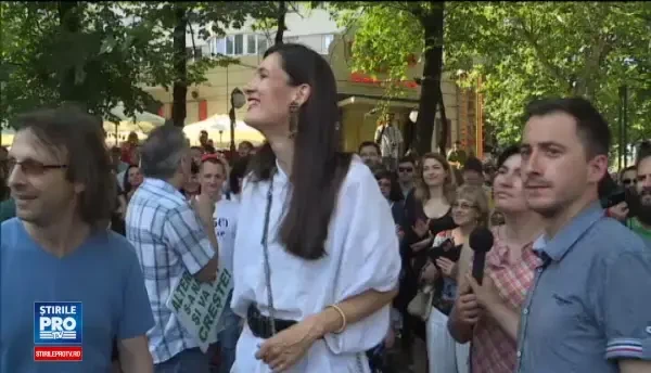 500 de oameni au protestat in Piata Universitatii. Clotilde Armand: Este o lupta pentru democratie si transparenta