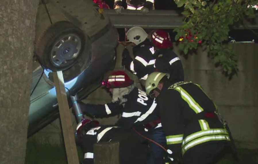 Sfarsitul brutal al unui cuplu din Bistrita. Cei doi au intrat cu masina intr-un stalp, apoi s-au rasturnat intr-o curte