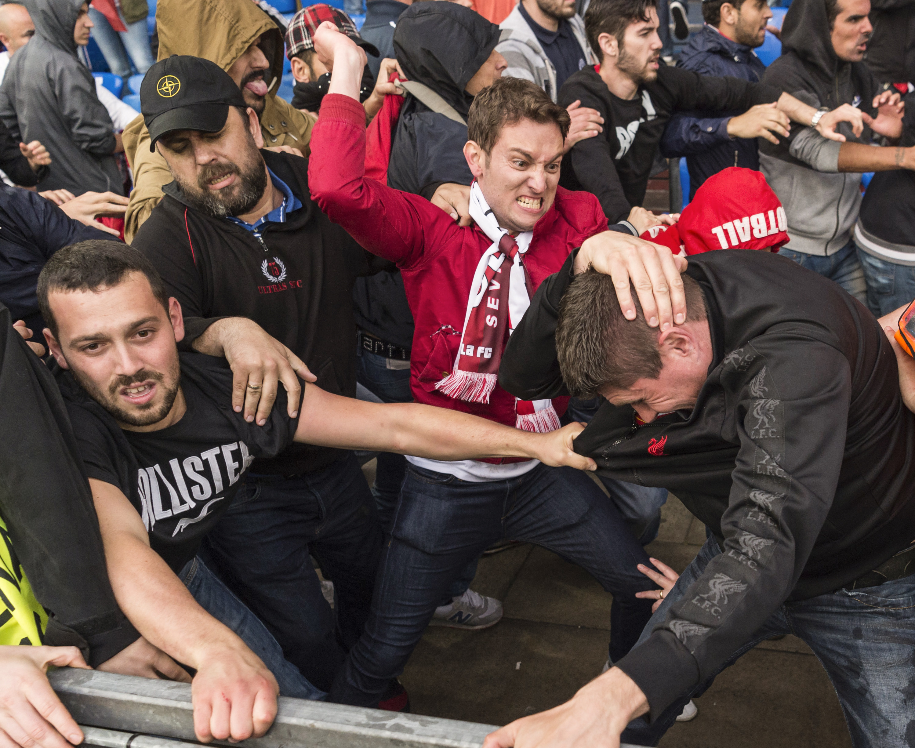 UEFA le ameninta pe Anglia si Rusia: ambele echipe risca sa fie excluse din competitie daca fanii lor mai au derapaje