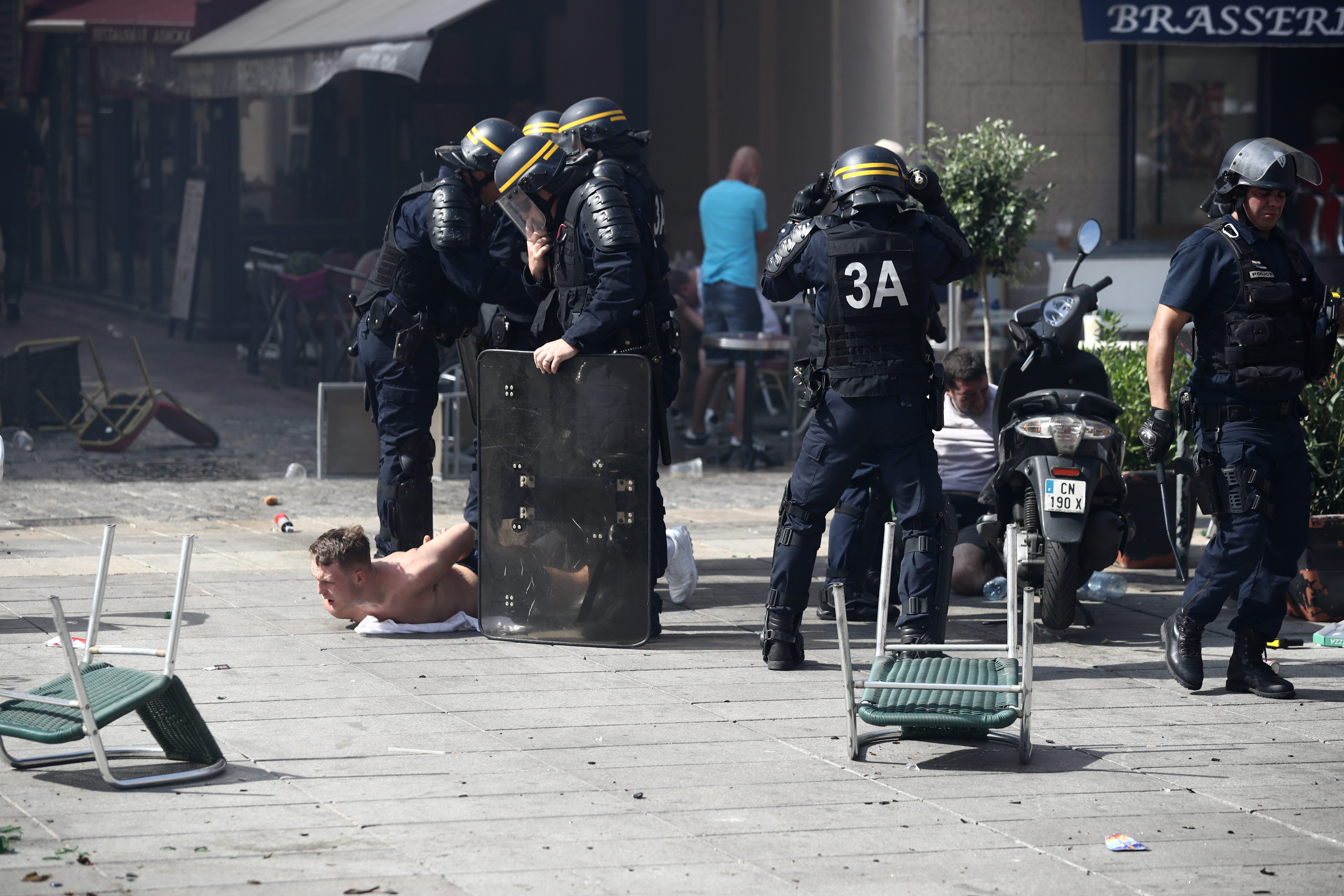 Selectionerul Angliei, catre suporteri: "Stati departe de necazuri". Pedepse cu INCHISOAREA primite de huliganii britanici