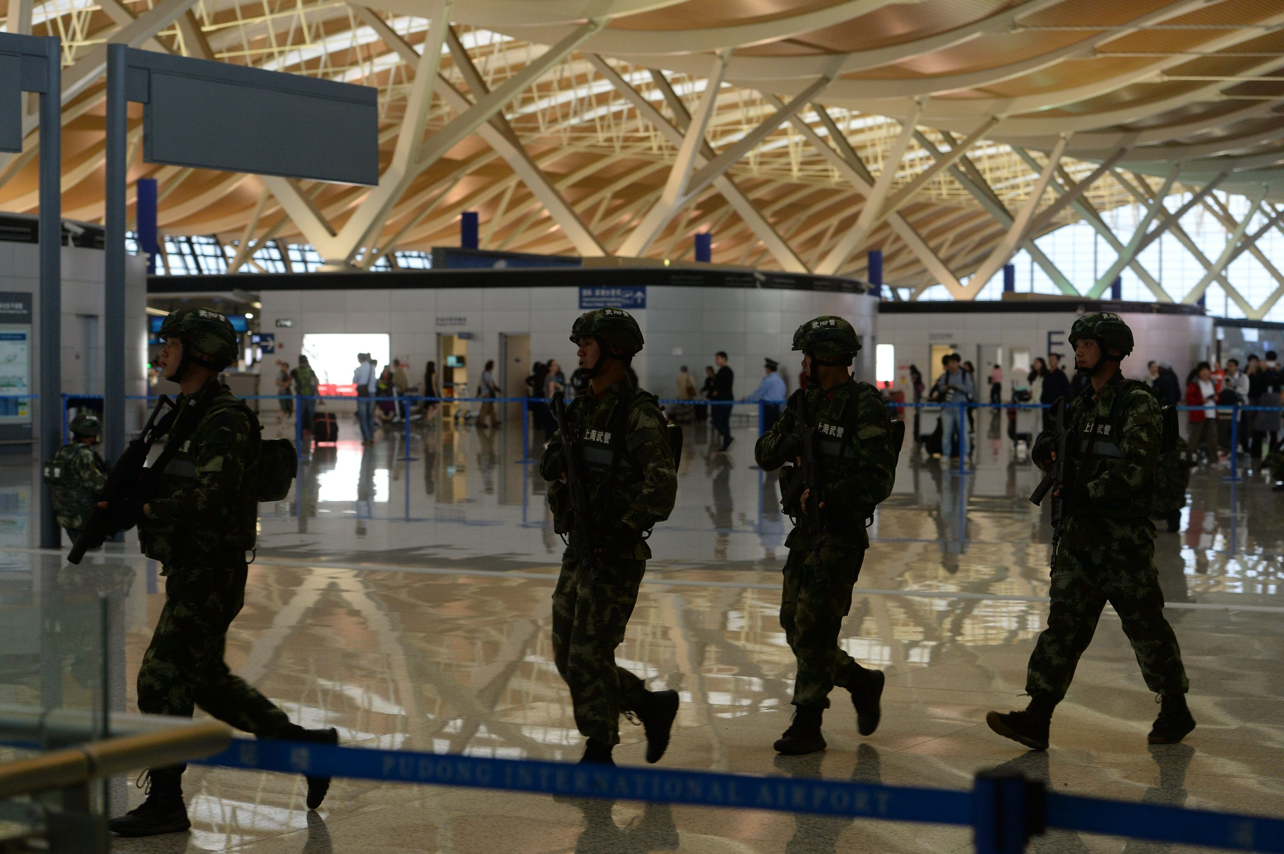 Patru raniti pe aeroportul din Shanghai. Camerele au surprins atacul: un barbat a aruncat o sticla cu explozibili