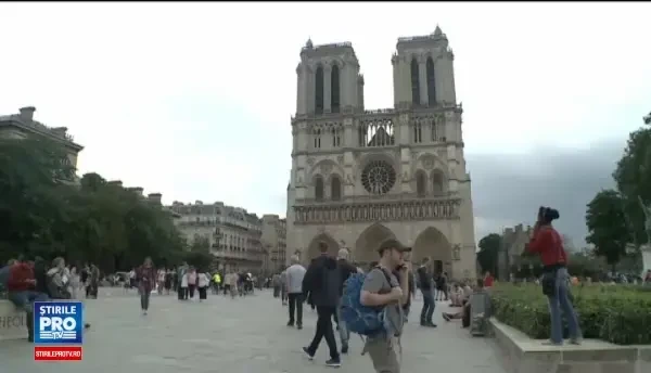 Imaginea haosului pe strazile din Paris chiar in timpul Uefa Euro: munti de gunoaie, trenuri si avioane anulate, proteste