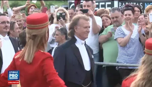 Acorduri de vals in Piata Constitutiei din Bucuresti. Andre Rieu i-a incantat pe spectatori, care au dansat printre scaune