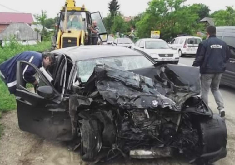 Doua persoane au murit dupa ce soferul masinii in care se aflau s-a izbit de o utilitara. Ce s-a aflat despre conducator