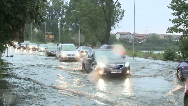 Zeci de case inundate, copaci rupti si drumuri pline de noroi, in Capitala si in unele zone din tara. Furtuna a facut prapad