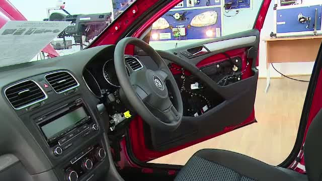 Automobil de 40 de mii de euro, unic in tara, adus la un liceu din Targu Mures. Ce invata elevii dupa ce o studiaza