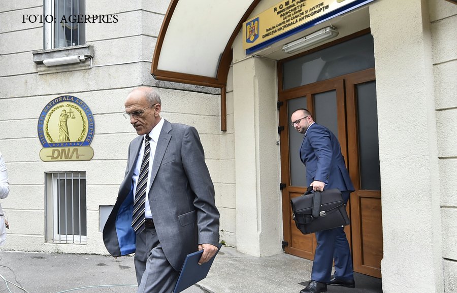 Medicul Alexandru Ciocalteu, fost manager al Spitalului Clinic de Urgenta 'Sf. Ioan' din Bucuresti, paraseste sediul Directiei Nationale Anticoruptie (DNA)