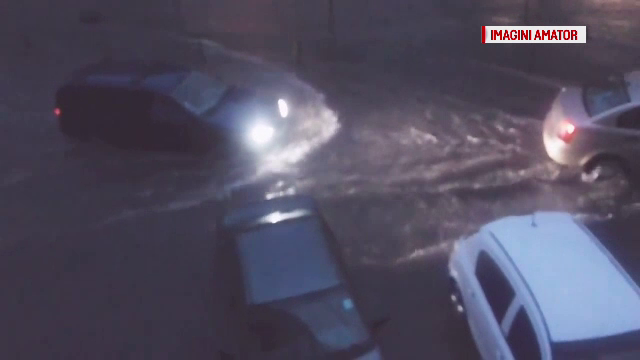 Orase si sate inundate dupa ploile din ultimele ore. In Tulcea, masinile sunt luate de vartej in centrul orasului