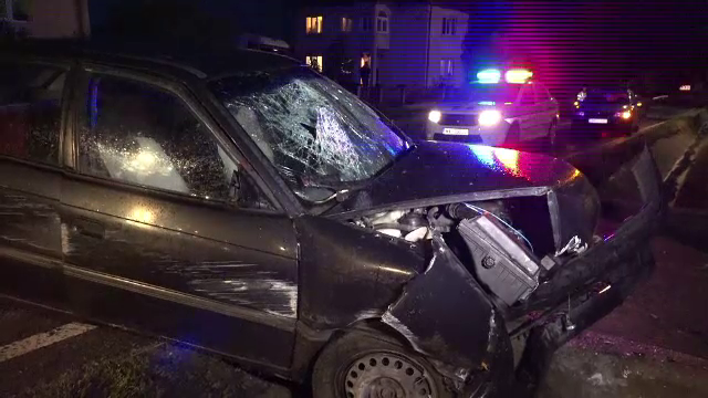 Un barbat din Maramures a fost la un pas de moarte dupa ce a intrat cu masina intr-un cap de pod in Baia Mare