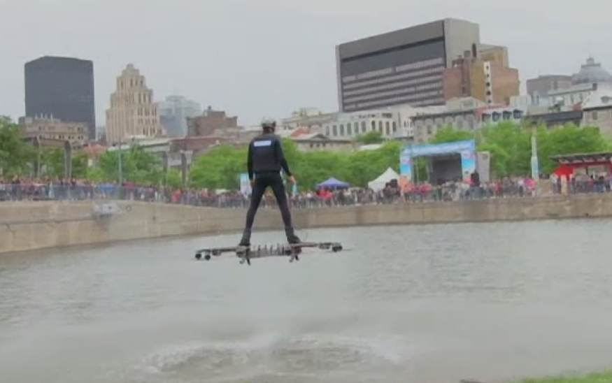 Demonstratie fantastica pe un lac din Montreal. Alexandru Duru si-a testat noul hoverboard in fata publicului extaziat