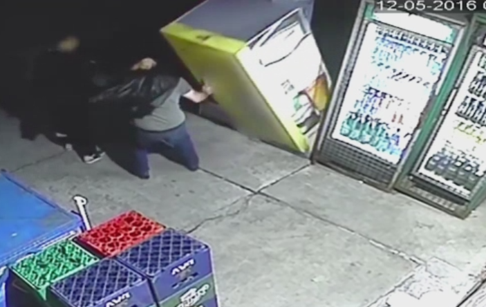 A vrut sa fure o bere dintr-un automat, dar si-a fortat norocul prea tare. Momentul surprins de camera de supraveghere