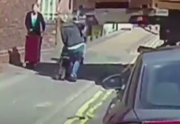 A fost cat pe ce sa fie lovita de un camion de 20 de tone. Reactia salvatoare pe care a avut-o femeia in ultima secunda