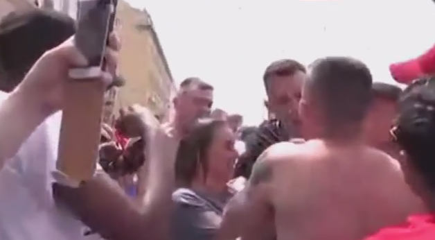 "Mi-au turnat o bere intreaga in cap". Reporterita din Rusia, inconjurata de suporteri englezi, in Marsilia. VIDEO