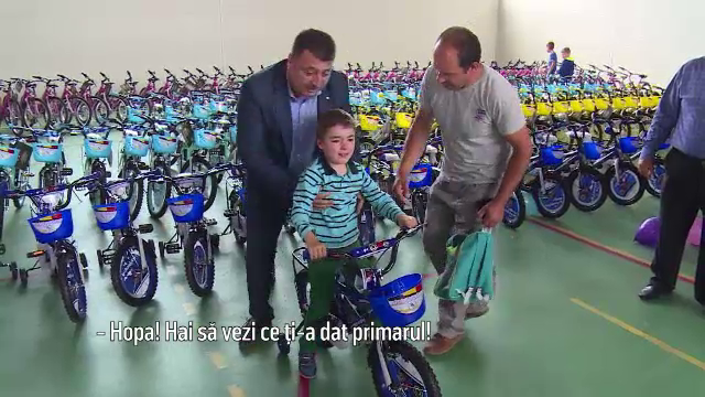 Localitatea unde copiii au primit cadou cate o bicicleta din partea primarului. Unii localnici il acuza de mita electorala