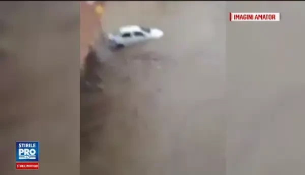 Orase si sate inundate dupa ploile din ultimele ore. In Tulcea, masinile sunt luate de vartej in centrul orasului