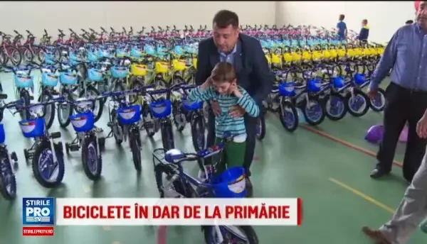 Localitatea unde copiii au primit cadou cate o bicicleta din partea primarului. Unii localnici il acuza de mita electorala