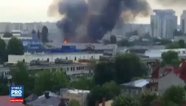 Incendiu puternic in Capitala, pe o suprafata de 200 de metri patrati. Situatia periculoasa pe care pompierii vor sa o evite