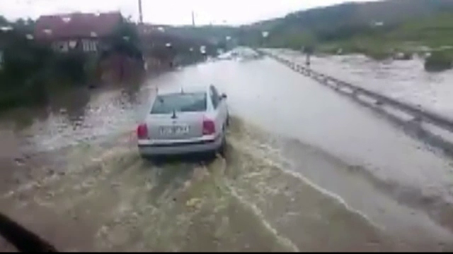 Pericol de inundatii in aproape toata tara, miercuri. Un sofer din Tulcea a sarit in apa sa-si salveze masina