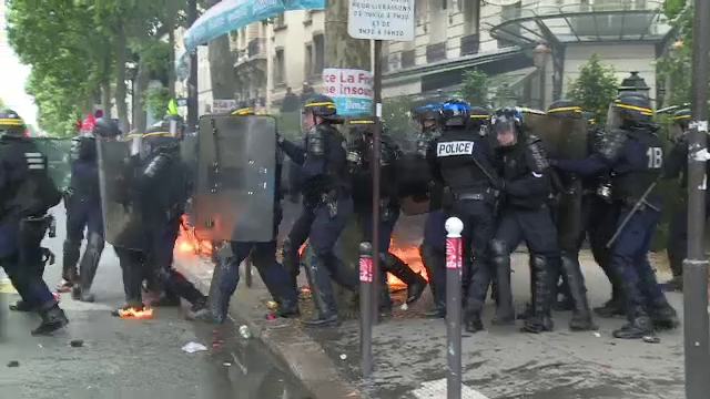 Strazile Parisului aratau ca dupa razboi. 40 de oameni au fost raniti si 58 de tineri au fost arestati