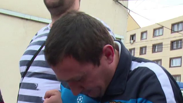 A luat de pe strada, de langa bunicul orb, o fetita de 6 ani si a abuzat-o in scara unui bloc. Barbatul din Pitesti, retinut