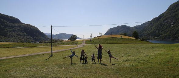 Toti cei cinci copii ai sotilor Marius si Ruth Bodnariu s-au intors acasa. Prima fotografie cu familia reunita