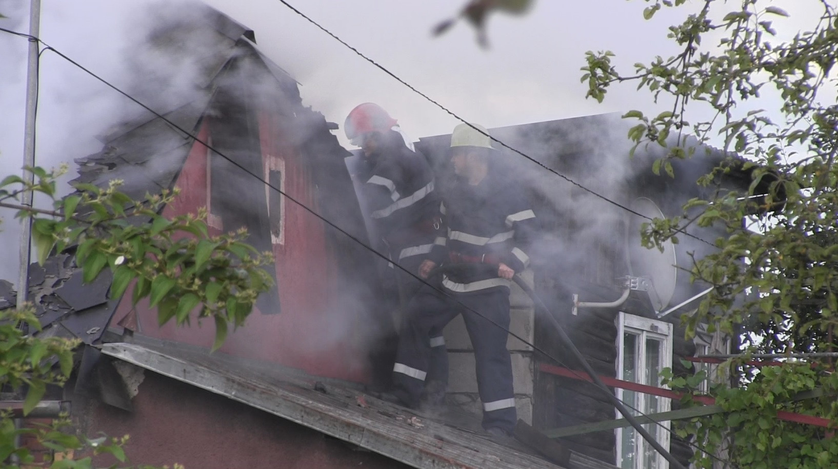 Clipe de groaza pentru un batran din Dej. Casa i-a luat foc, iar pagubele sunt insemnate